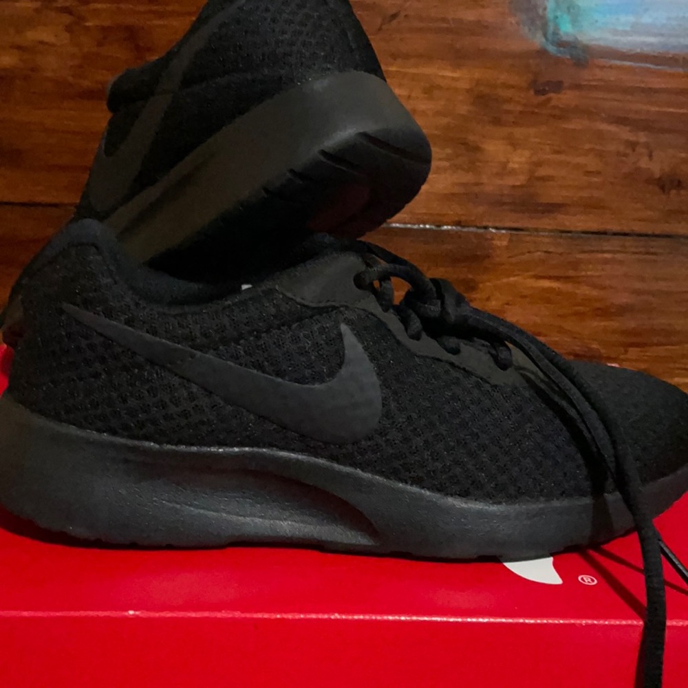 Nike Black Tanjun women size 8